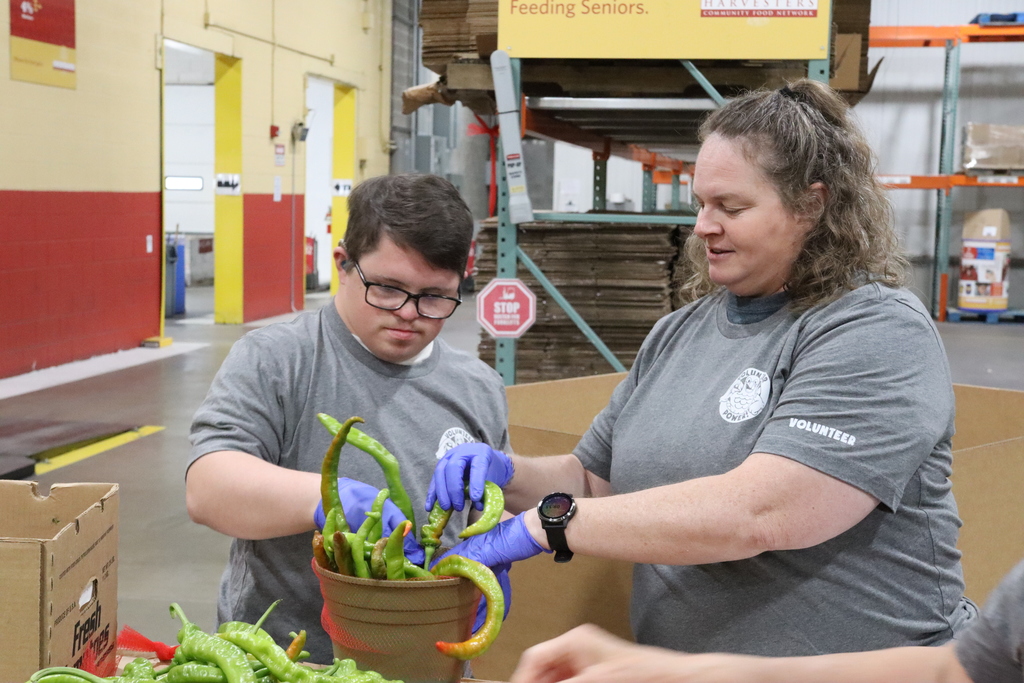 Students volunteer at Harvesters.