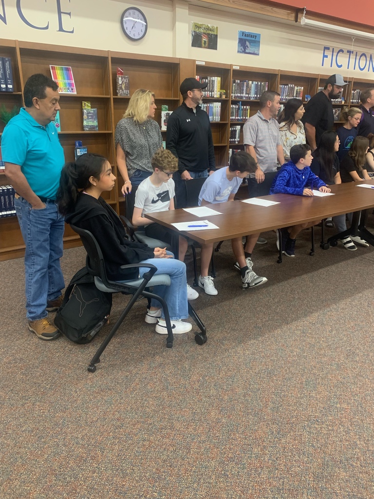 SHHS Avid Elective Students signing their contracts. 